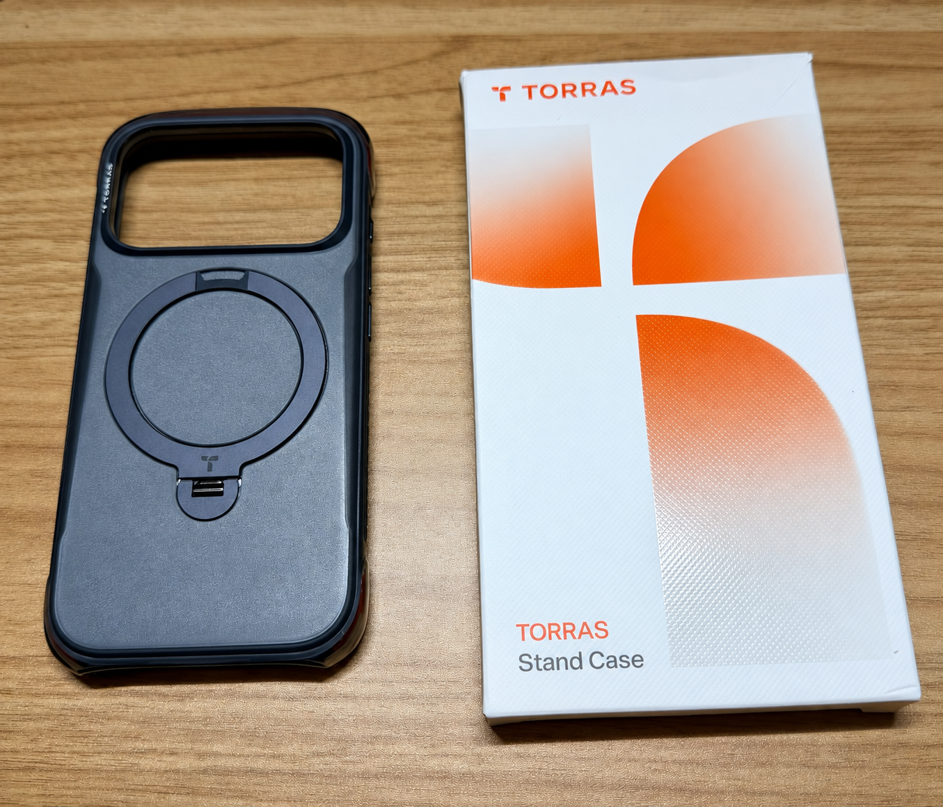 Illustration based on an Amazon customer photograph of the empty iPhone 18 Pro case and its TORRAS packaging